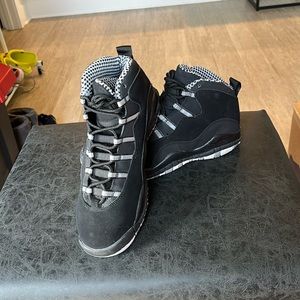 Jordan Authentic black and white size 6Y Jordan 10